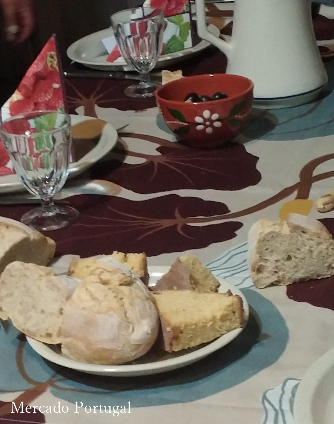 食卓にはワインとパン、ポルトガルらしい光景です