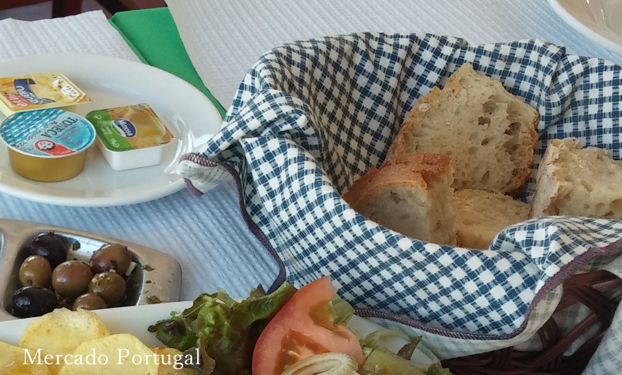 レストランではバスケットにパンが盛られて出てきます