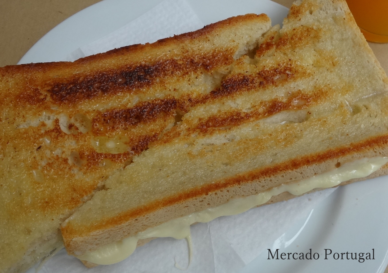 トーストにたっぷりのバターは朝の定番です。チーズを挟んだら大満足♪