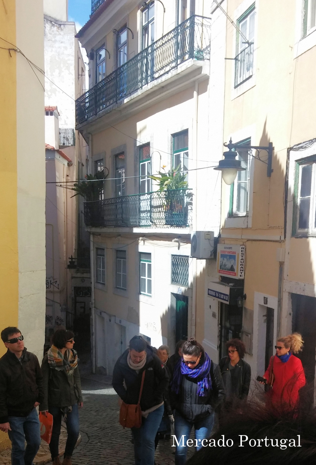小さい通りが多いところはリスボンらしいです。ツアーのメンバーのほとんどがポルトガル人でした。