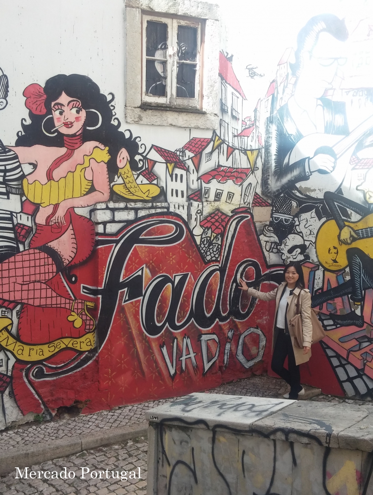 マダレナ通り(Rua da Madalena)の脇道の階段を登ると素晴らしいアートに出会えます（Escadinhas de São Cristóvão）