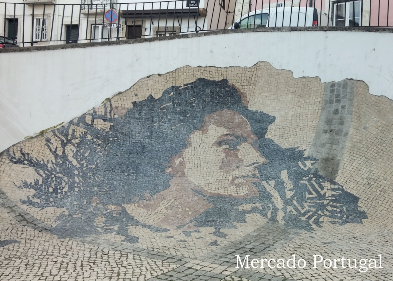 リスボンの街角に突如現れる伝説ファド歌手