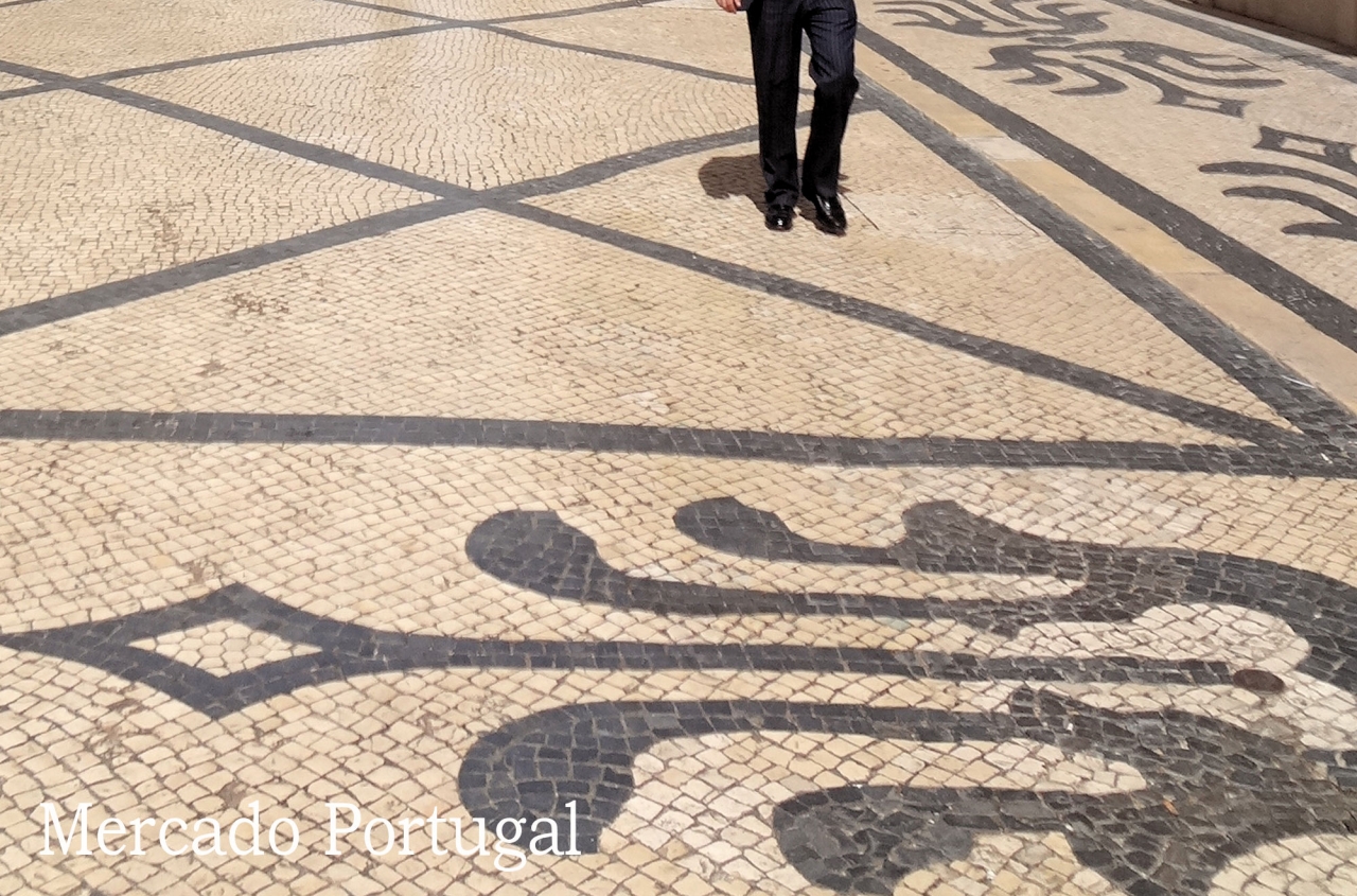 リスボンのアウグスタ通りも華やかな模様で飾られています