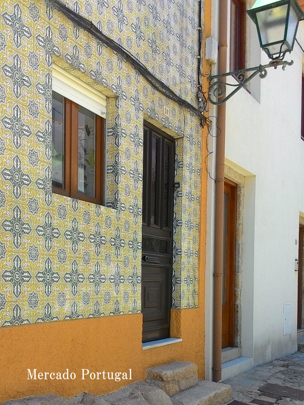 こちらのお家は壁全体をアズレージョで飾っています。