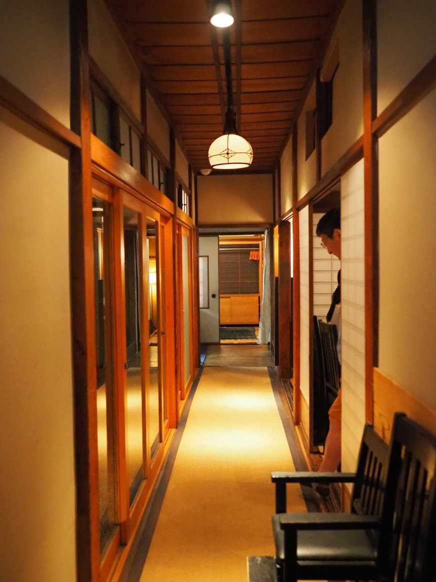 店内の廊下。伝統的な日本のお宅の趣があります。