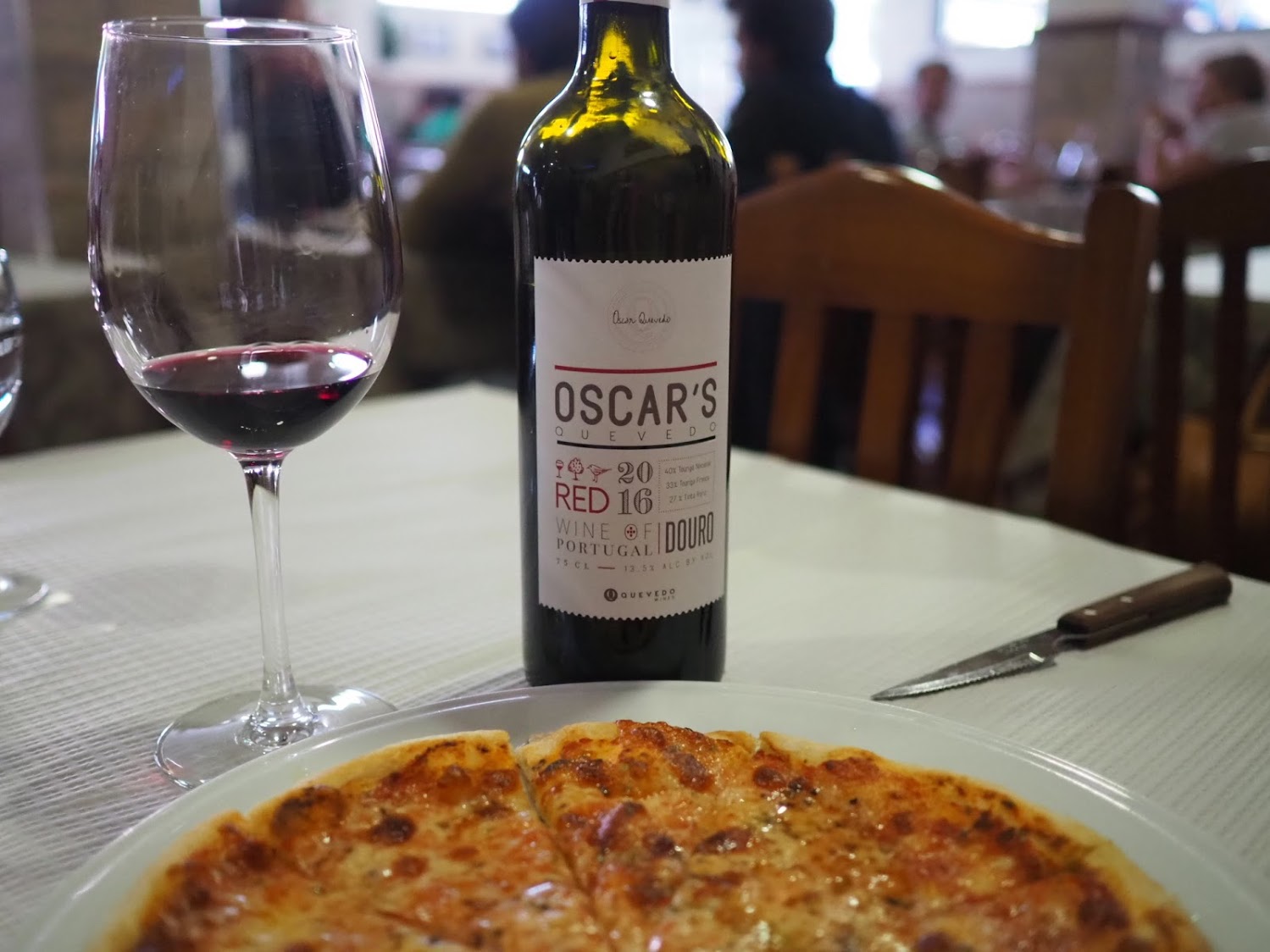 ランチはサン・ジョアン・ダ・ペスケイラの町にある人気のピッツァリアで。美味しいピッツアには赤ワインが良く合います。