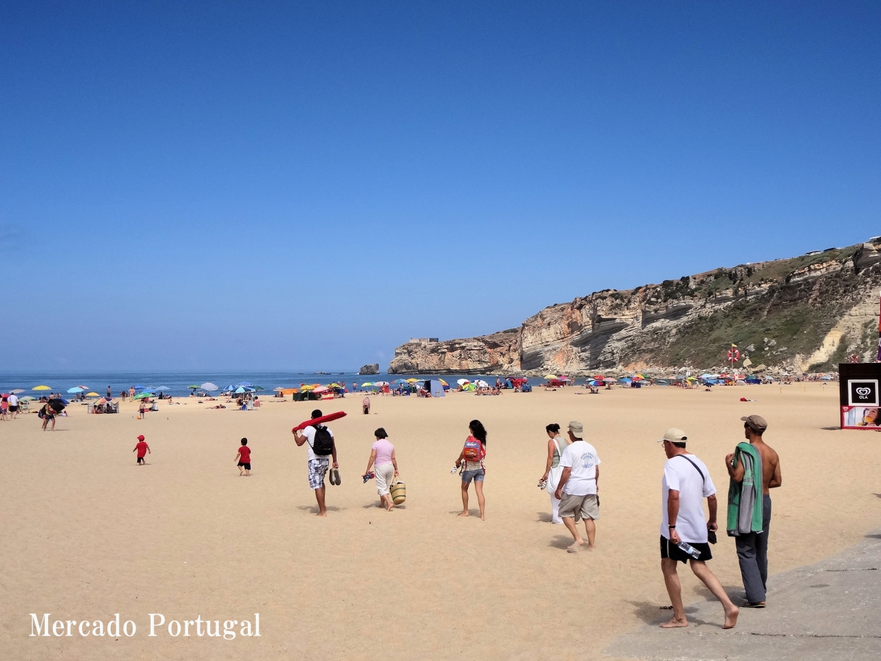 ポルトガル人と言えばビーチ。家族そろってまっすぐ向かっています。