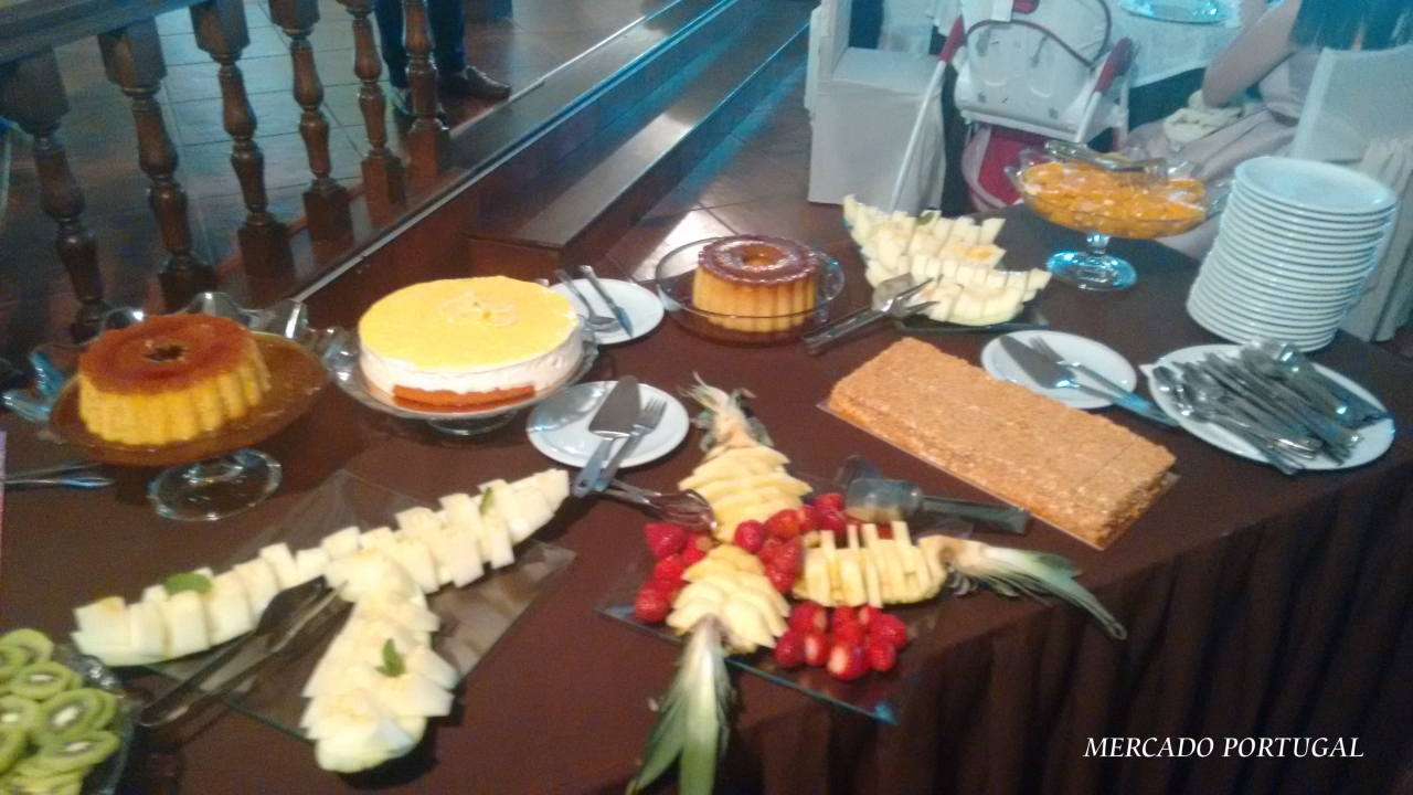 デザートも色々。フルーツも良くテーブルに並びます