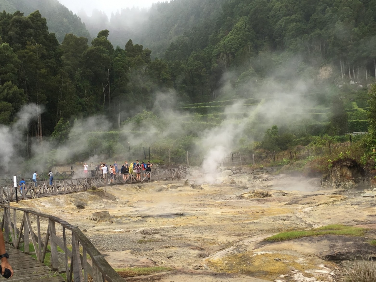 あちこちから煙が湯気が沸き上がっています。日本の温泉を思わすにおいも。