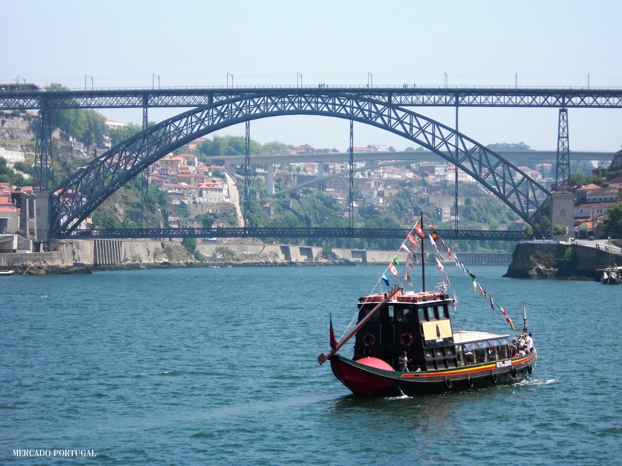 観光用で動いているボートは、ドウロ川に懸かる７つの橋を見て回れます