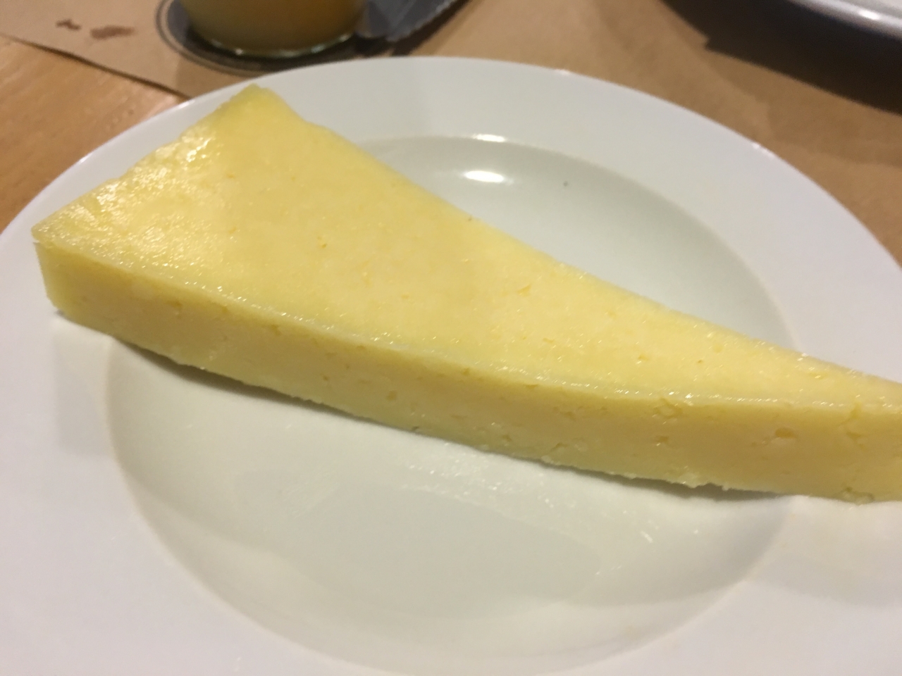 アソーレスの別の島　サンジョルジュ島のチーズ。少しピリ辛（ピカンテ）