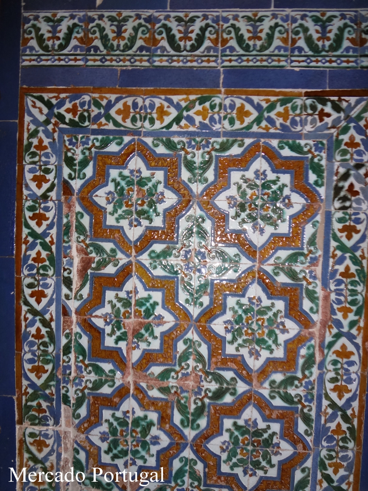 こちらはアルハンブラ宮殿内のタイル。アズレージョを思わせます。